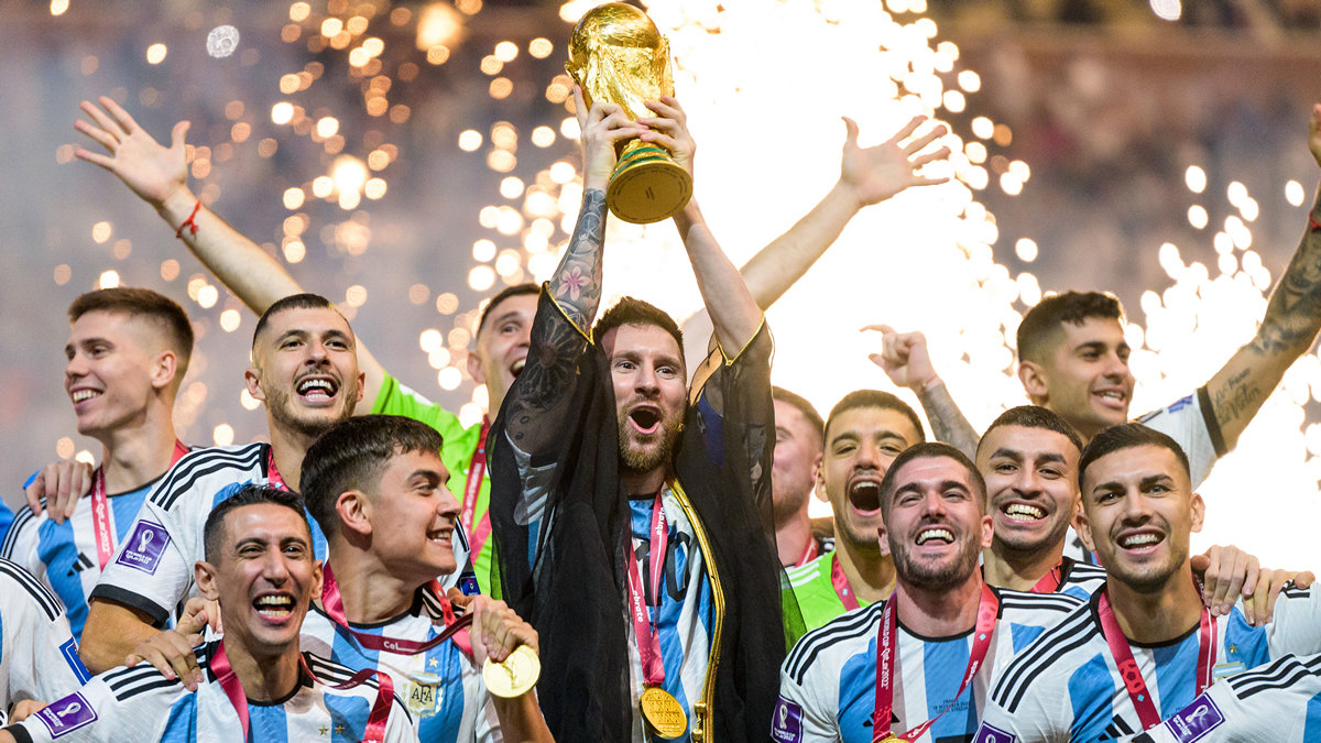 Μουντιάλ 2022: Τι συμβολίζει ο μανδύας που φόρεσε ο Μέσι πριν από την απονομή