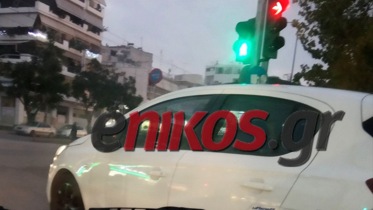 Παρκάρισμα ντροπής: Παράτησε το αυτοκίνητο στο φανάρι για να πάει στο περίπτερο