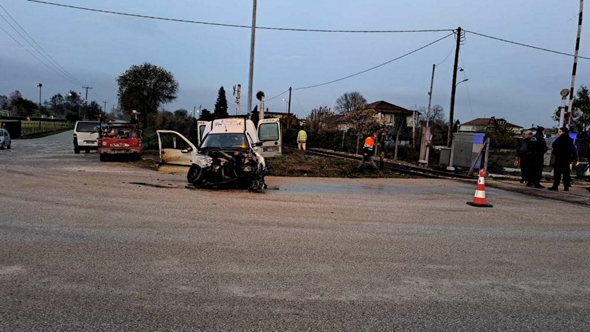 Τρίκαλα: Σοβαρό τροχαίο στο Φλαμούλι – Τρένο παρέσυρε αυτοκίνητο