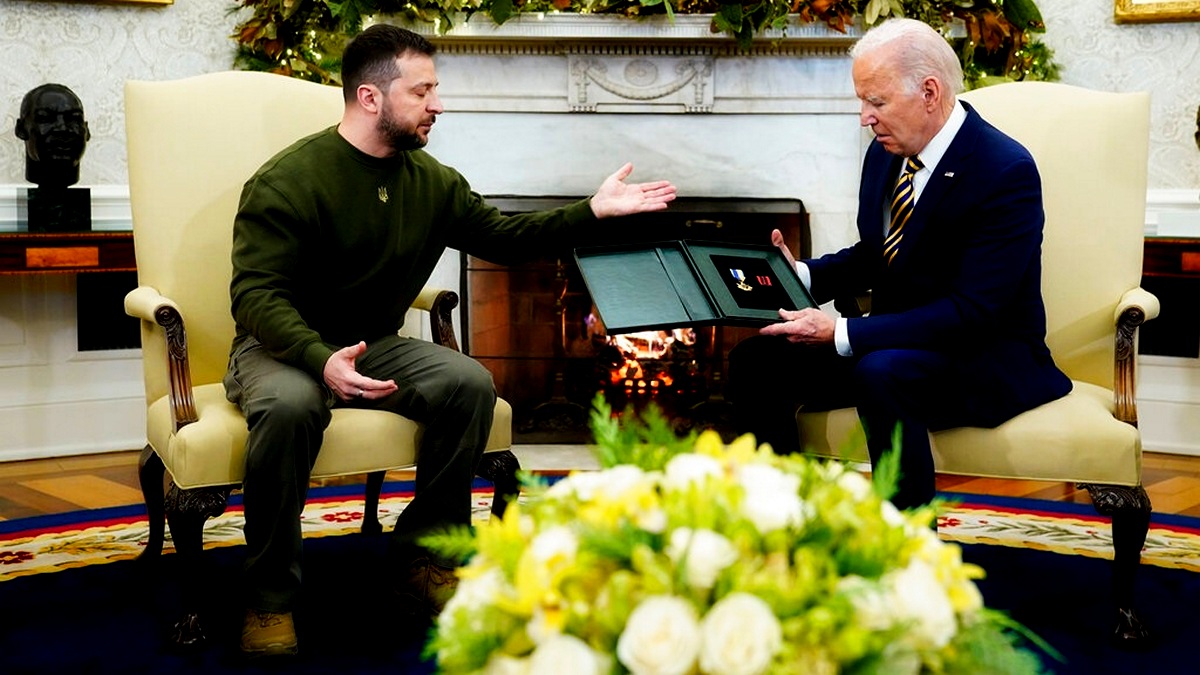 Ο Ζελένσκι απένειμε στρατιωτικό μετάλλιο στον Μπάιντεν – «Είσαι ο άνθρωπος της χρονιάς»