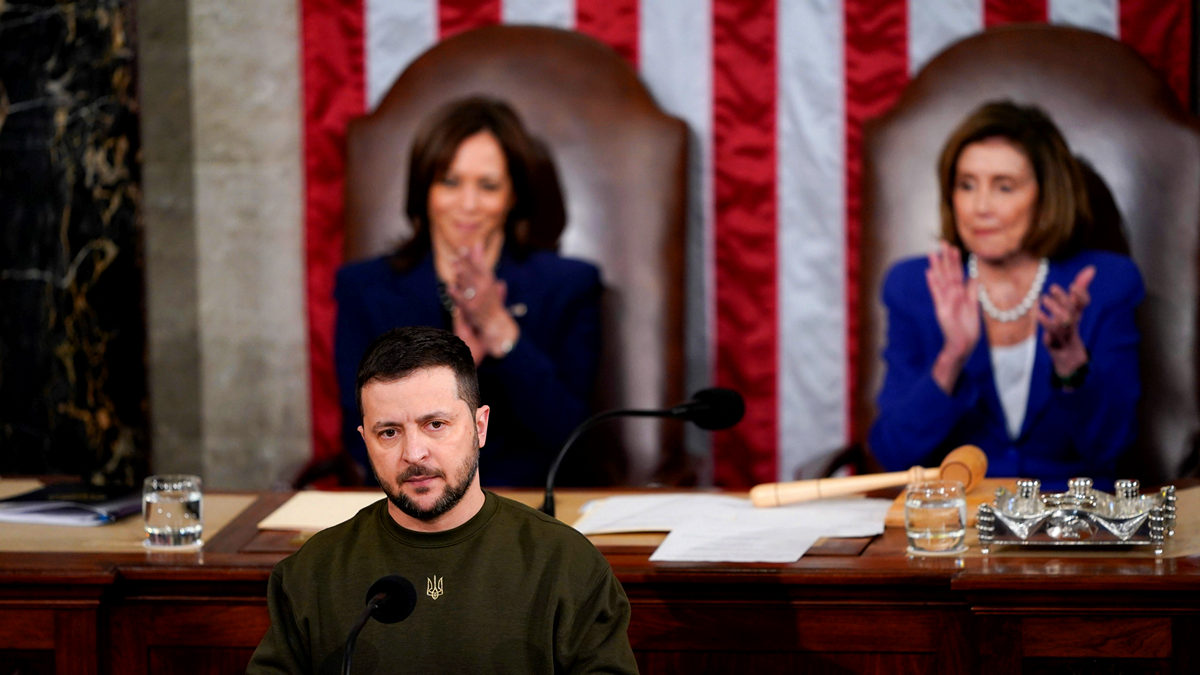 Βολοντίμιρ Ζελένσκι: Η Ουκρανία ζει και βασιλεύει παρά την εισβολή της Ρωσίας