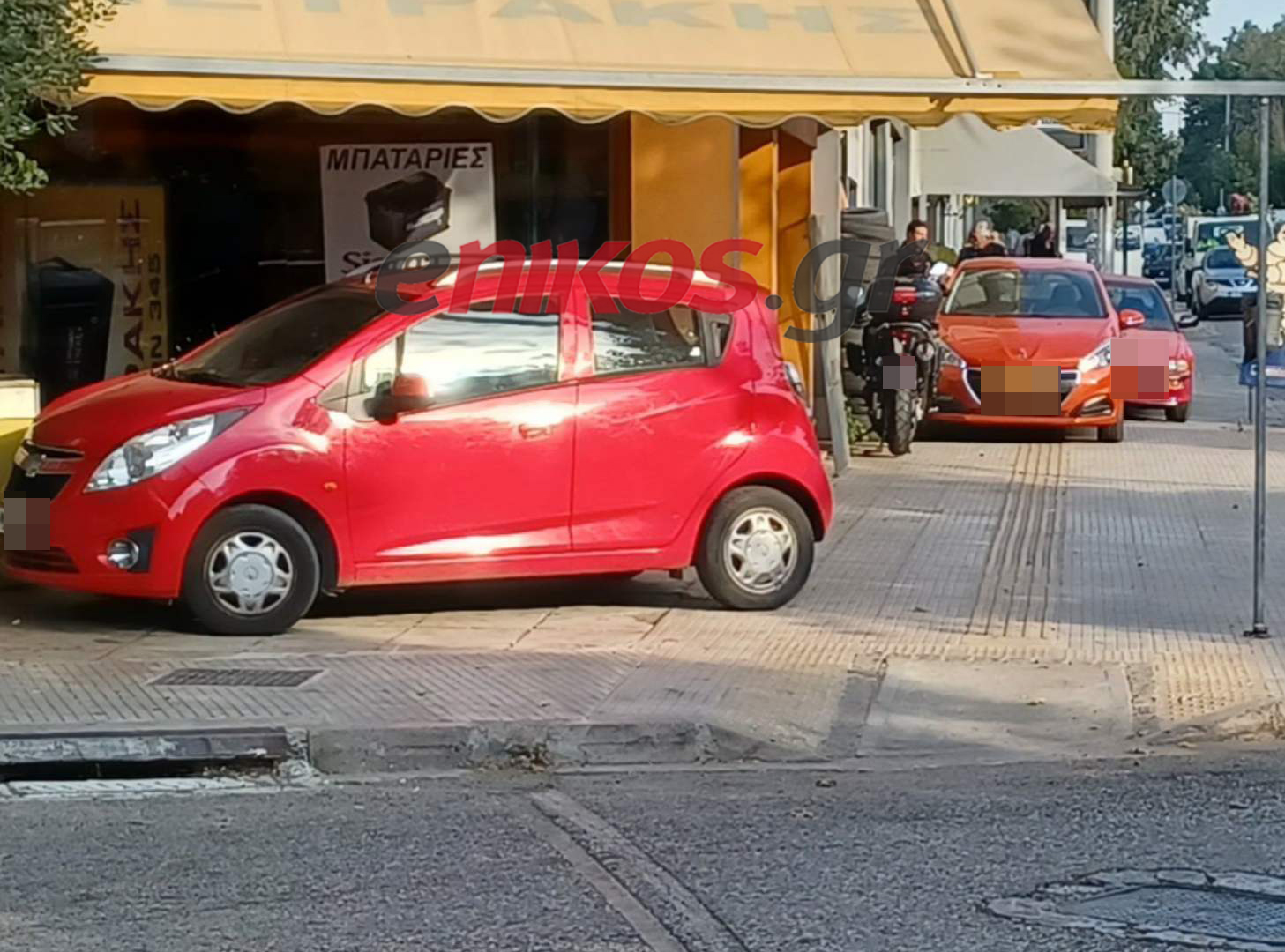 Αιγάλεω: Μετρήστε πόσα αυτοκίνητα έχουν παρκάρει στο πεζοδρόμιο – ΦΩΤΟ αναγνωστών