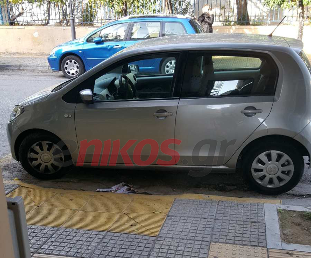 Παρκάρισμα ντροπής στο Αιγάλεω: Οδηγός «έκλεισε» την ράμπα αναπήρων και εξαφανίστηκε – ΦΩΤΟ αναγνώστη
