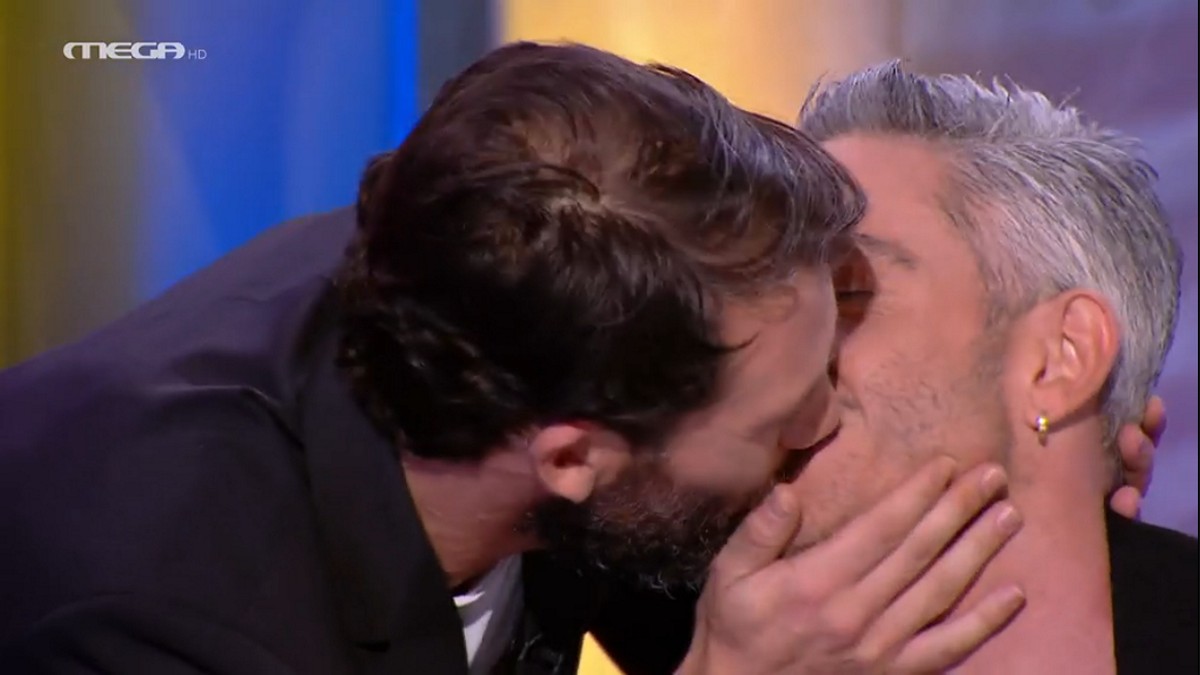 Night Out: O Αντίνοος Αλμπάνης φίλησε τον Θεοχάρη Ιωαννίδη κόντρα σε όλα τα στερεότυπα – «Φιλάς ωραία»