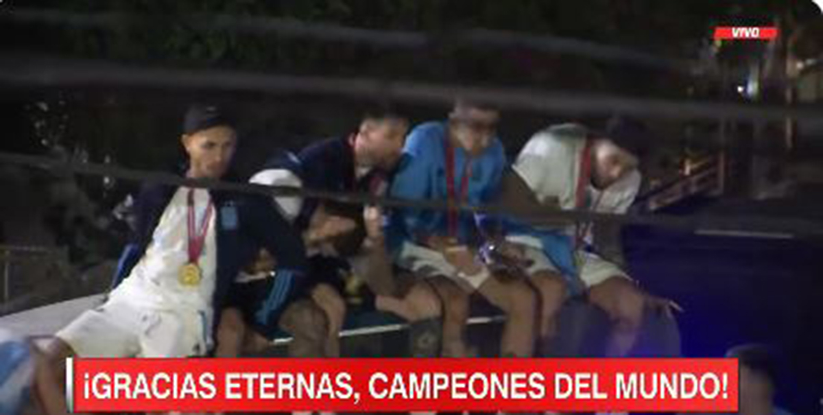 Μουντιάλ: Βίντεο σοκ από την Αργεντινή – Παραλίγο ατύχημα με το πούλμαν που μετέφερε τους πρωταθλητές κόσμου