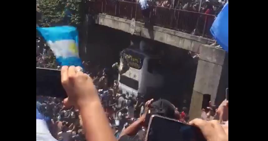 Αργεντινή: Οπαδοί πήδηξαν από γέφυρα στο πούλμαν της ομάδας – Ο ένας έπεσε στον δρόμο – ΒΙΝΤΕΟ