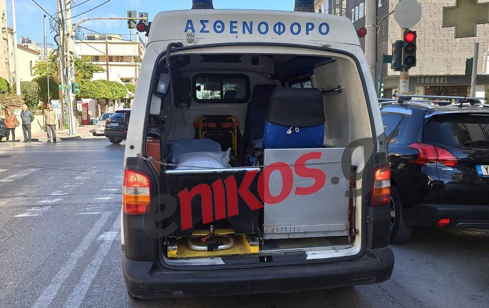 Δεν μπορεί να είναι αλήθεια – Ιδιωτικό ασθενοφόρο κυκλοφορεί χωρίς πίσω πόρτα – ΦΩΤΟ αναγνώστη