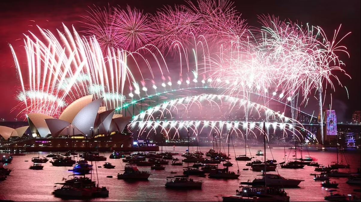 Ο πλανήτης άρχισε να υποδέχεται το 2023 – Εικόνες από τα φαντασμαγορικά σόου με τα πυροτεχνήματα