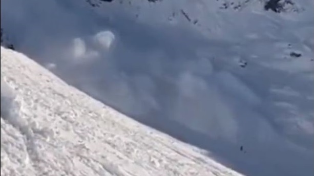 Αυστρία: Η στιγμή που η χιονοστιβάδα «καταπίνει» τους 10 σκιέρ – Τρομακτικό ΒΙΝΤΕΟ