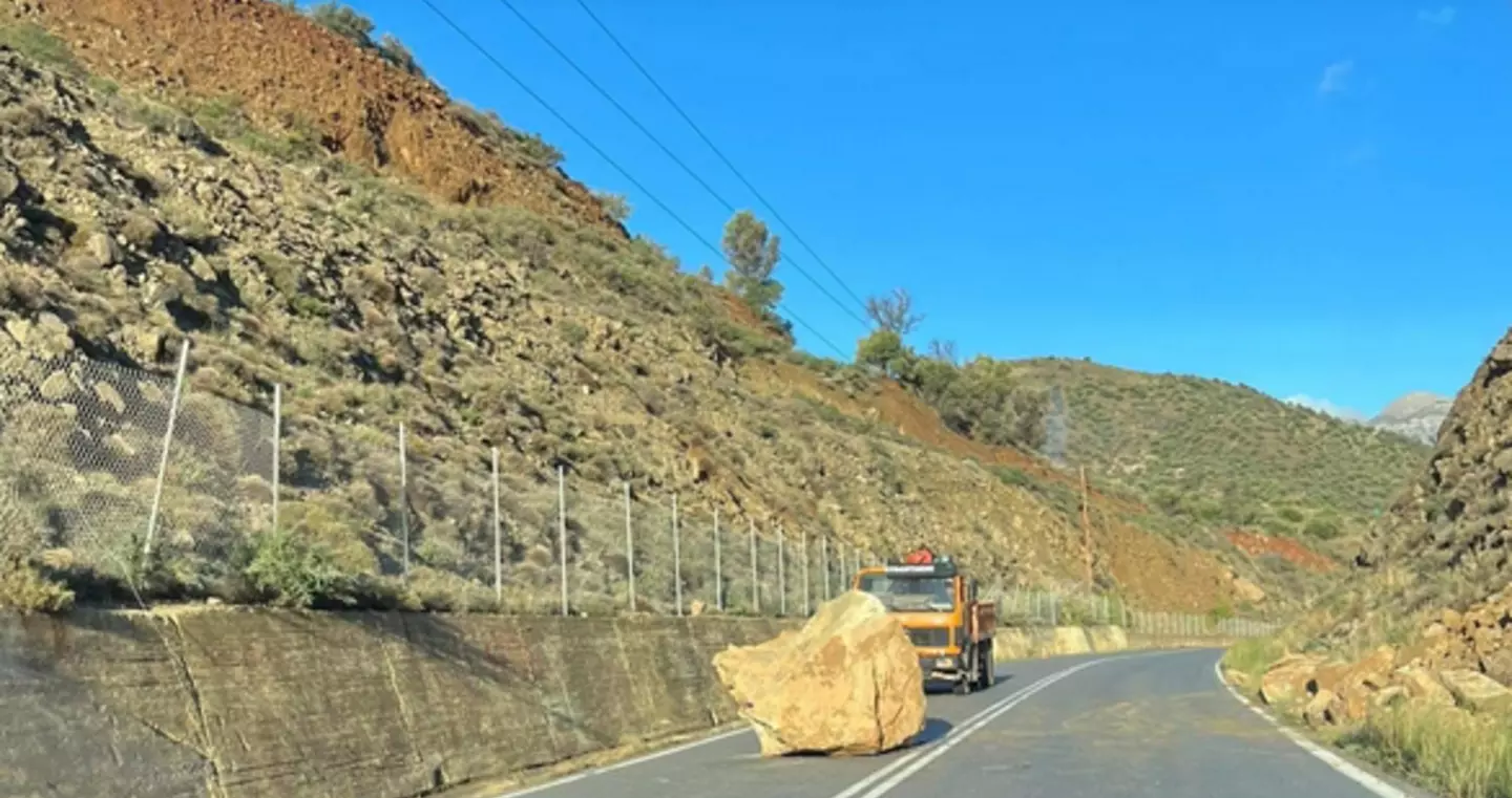 Πτώση τεράστιου βράχου σε δρόμο στην Κρήτη – Κλειστό το ένα ρεύμα κυκλοφορίας