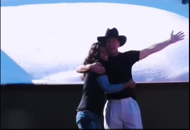 Μπρους Γουίλις: Το τρυφερό βίντεο της συζύγου του – «Ήταν εκείνος ο χειμώνας που τον ερωτεύτηκα»