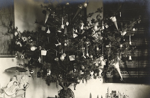 Σαν σήμερα το 1843 στολίστηκε το πρώτο χριστουγεννιάτικο δέντρο σε ελληνικό σπίτι – Η αντίδραση του Μακρυγιάννη