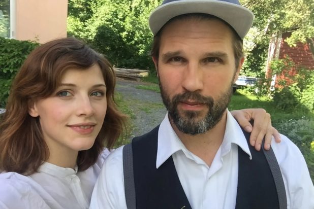 το ζευγάρι με άσπρα ρούχα