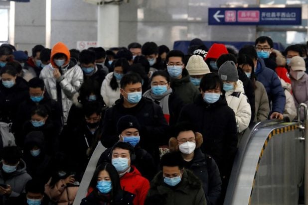 άνθρωποι με μάσκες για τον κορονοϊό στην Κίνα