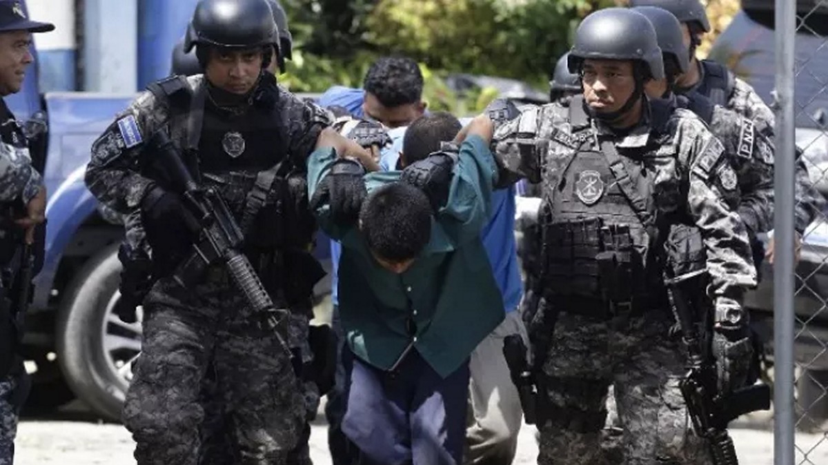 «Πόλεμος κατά των συμμοριών» στο Ελ Σαλβαδόρ: 10.000 στρατιώτες και αστυνομικοί περικύκλωσαν την πόλη
