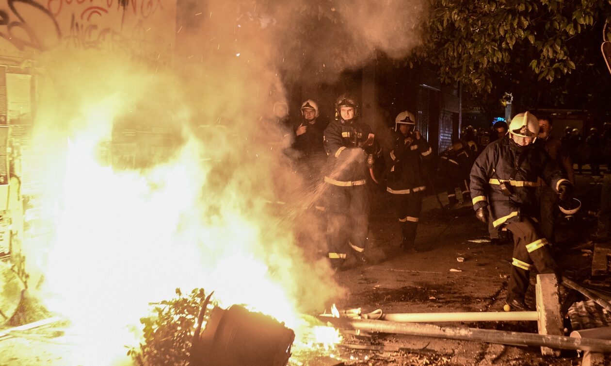Εξάρχεια: Ομάδα ατόμων επιτέθηκε σε αστυνομικούς – Φωτιά σε αυτοκίνητα