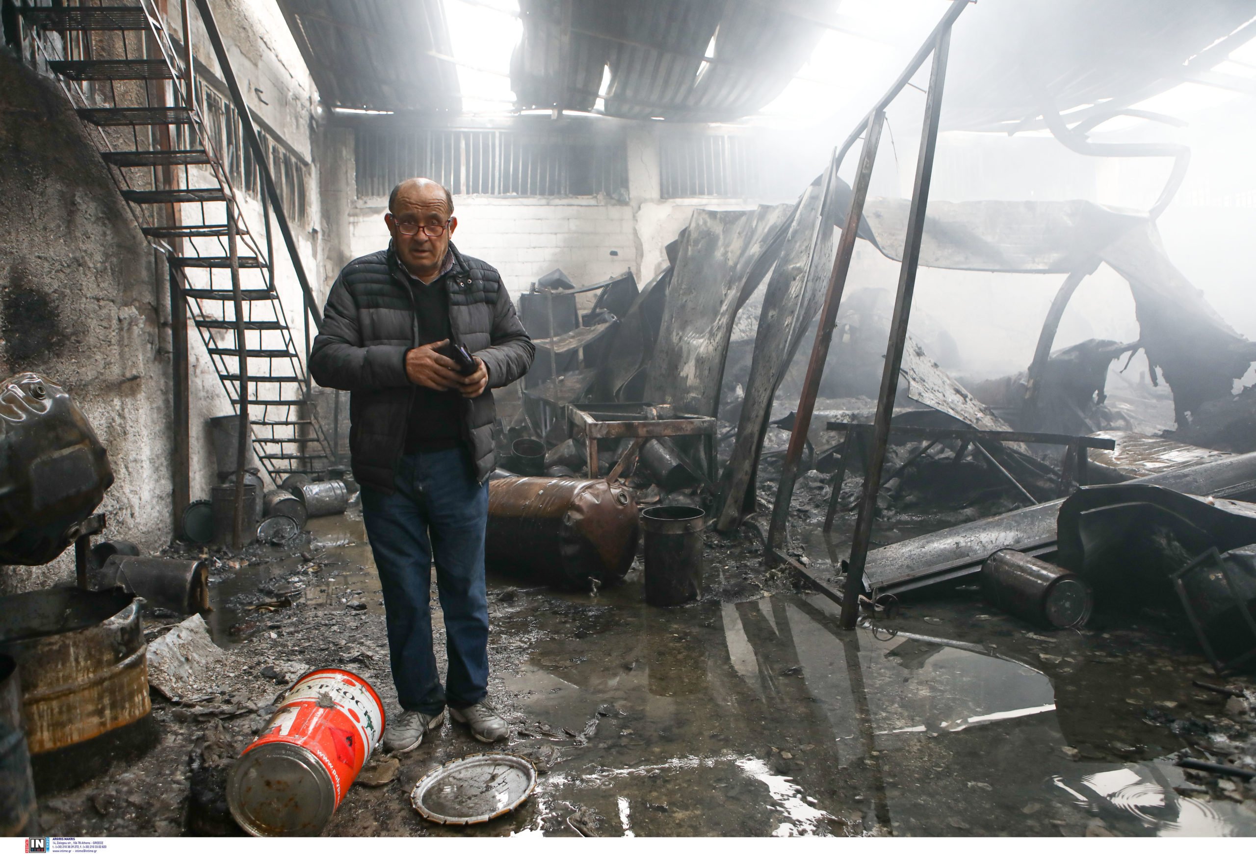 Φωτιά σε εργοστάσιο στον Ασπρόπυργο: «Ήταν εμπρησμός από Ρομά» καταγγέλλει ο ιδιοκτήτης