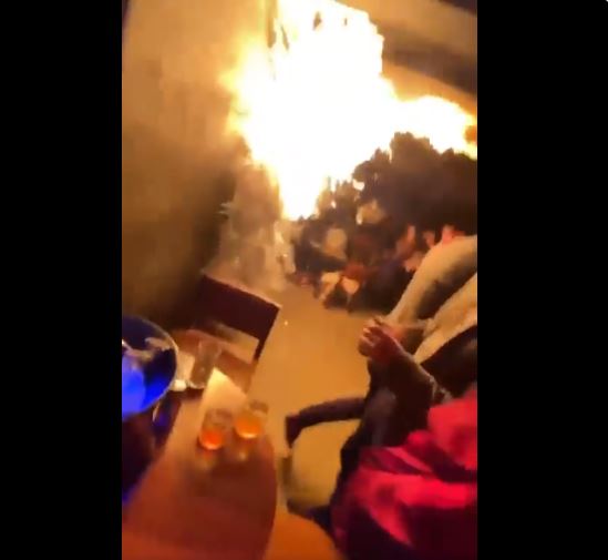 Λονδίνο: Φωτιά σε εστιατόριο – Συγκλονιστικές εικόνες πελατών που σπεύδουν να σωθούν από τις φλόγες