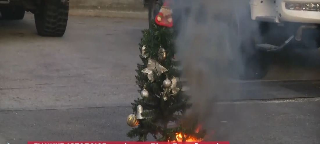Το χριστουγεννιάτικο δέντρο κρύβει κινδύνους – Οδηγίες της Πυροσβεστικής σε περίπτωση φωτιάς