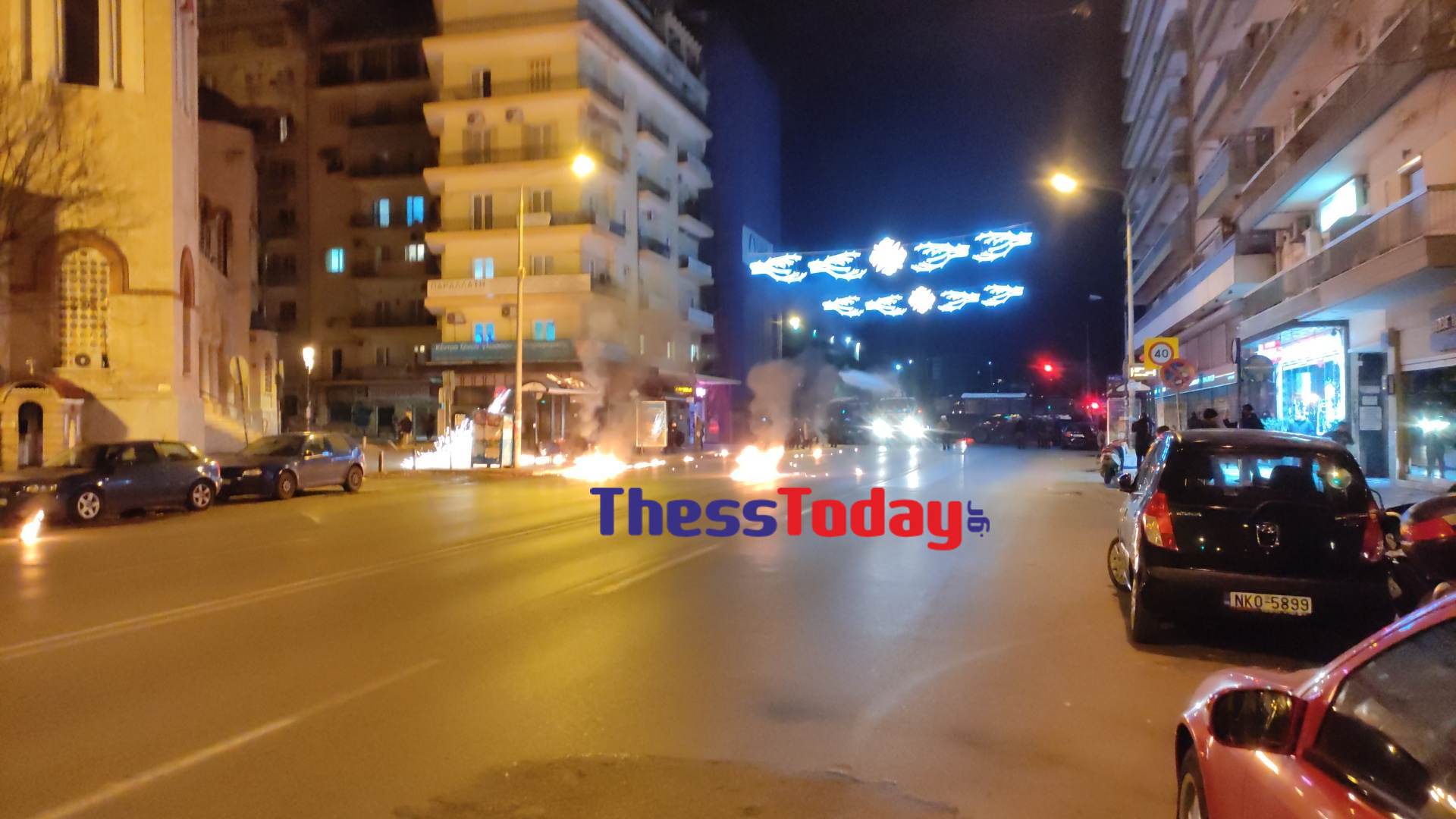 Θεσσαλονίκη: Μολότοφ έπειτα από την πορεία για τον θάνατο του 16χρονου Ρομά – ΦΩΤΟ και ΒΙΝΤΕΟ