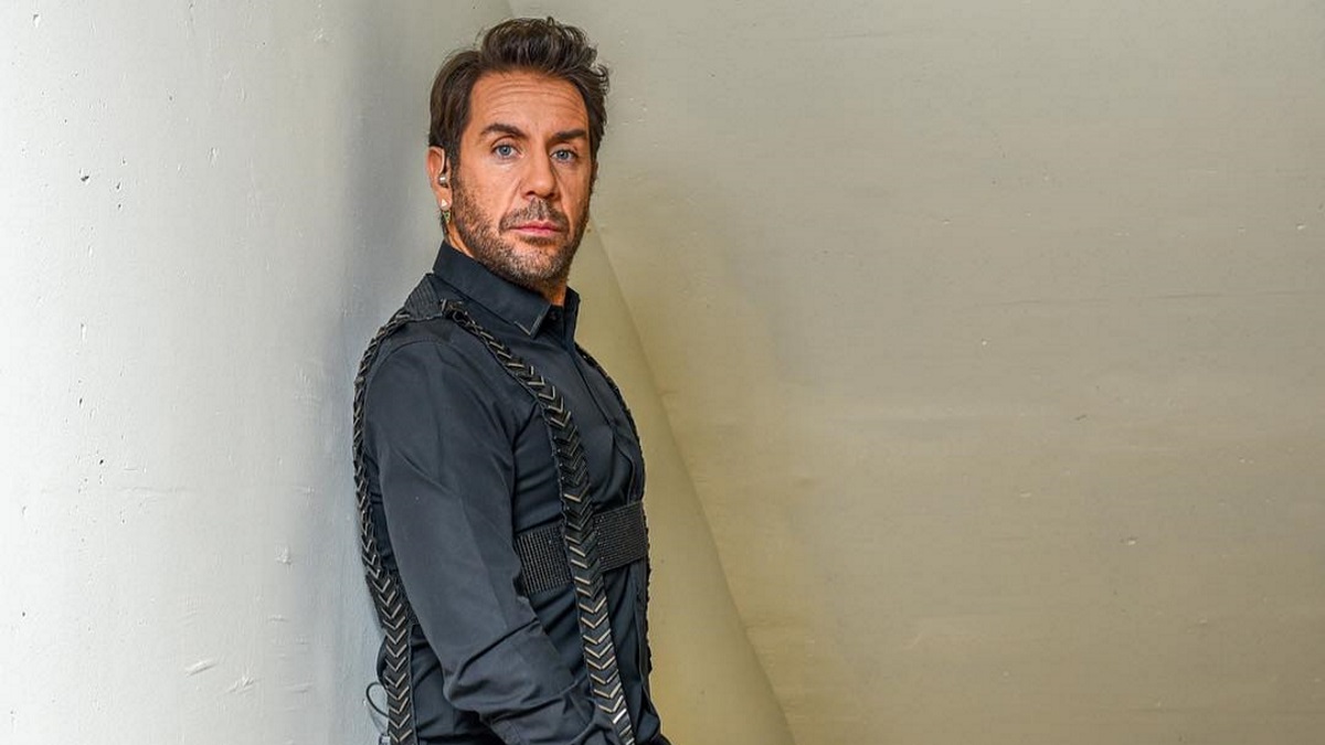 Γιώργος Μαζωνάκης: Το χριστουγεννιάτικο δέντρο που στόλισε και η αστεία πόζα