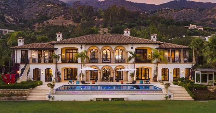 έπαυλη με πισίνα μπροστά και γκαζόν