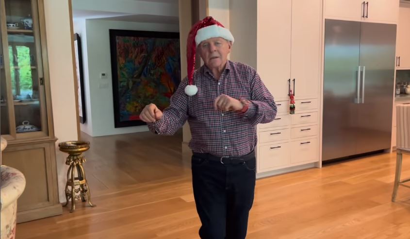 Άντονι Χόπκινς: Με ένα βίντεο γιόρτασε τα 47 χρόνια νηφαλιότητάς του – «Είμαι αλκοολικός, που έχει αναρρώσει»