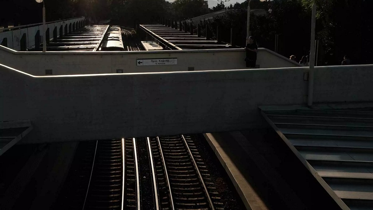 Πευκάκια: Νεκρή η γυναίκα που έπεσε στις γραμμές του ΗΣΑΠ