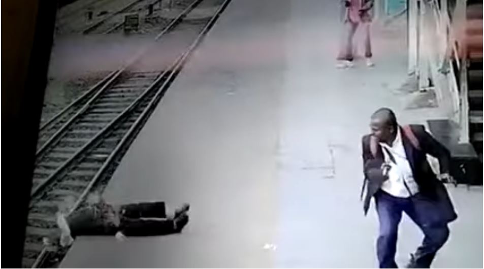 Βίντεο – σοκ από την Ινδία: Άνδρας παθαίνει ηλεκτροπληξία και πέφτει στις γραμμές τρένου
