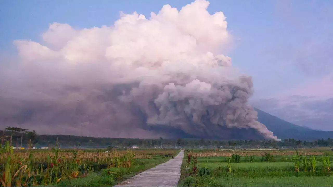 Ινδονησία: Εκκένωση περιοχών μετά την έκρηξη του ηφαιστείου Σεμέρου