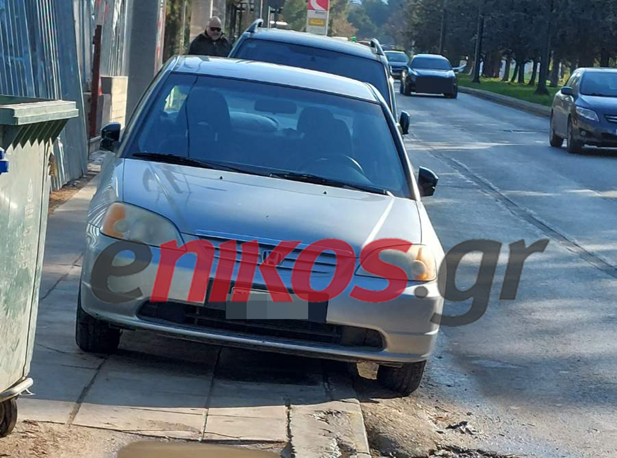 Τα αυτοκίνητα στο πεζοδρόμιο και οι πεζοί στον… δρόμο – ΦΩΤΟ αναγνώστη