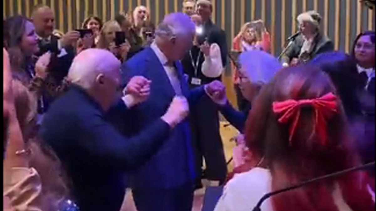 Βασιλιάς Κάρολος: Άφησε το πένθος και… έπιασε τον χορό