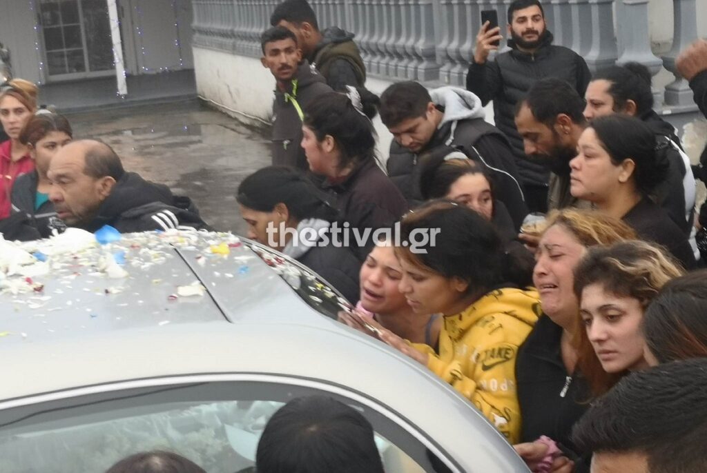 Θεσσαλονίκη: «Ράγισαν» καρδιές οι κραυγές της συζύγου του 16χρονου – Η πομπή για την κηδεία