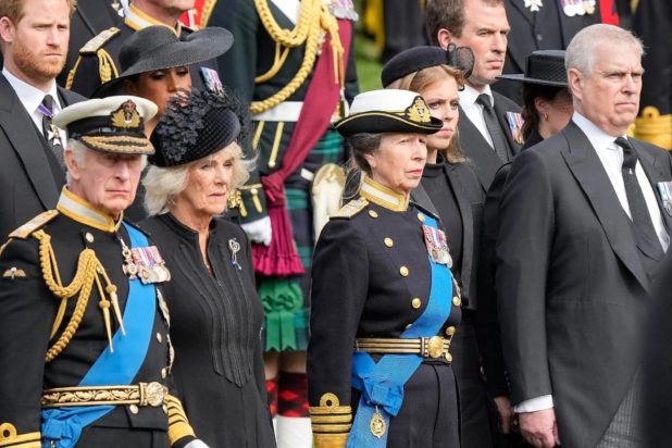 Κάρολος και βασιλική οικογένεια με επίσημες ενδυμασίες