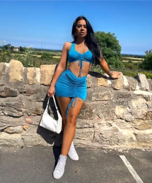 Μοντέλο με μπλε φόρεμα