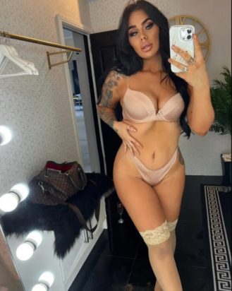 το μοντέλο με εσώρουχα