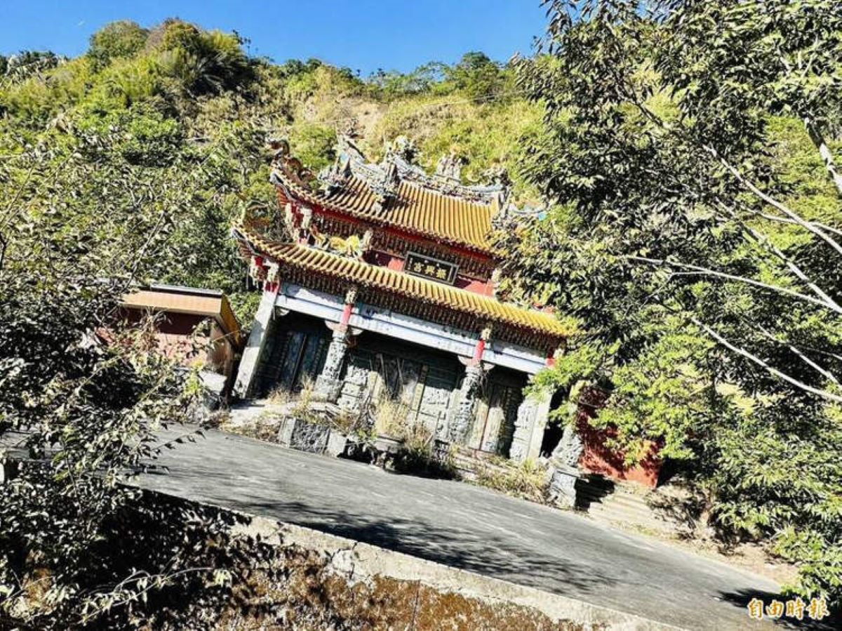 Το παλάτι που θυμίζει τον πύργο της Πίζας – Γιατί οι τουρίστες βγάζουν φωτογραφίες σαν τον Μάικλ Τζάκσον