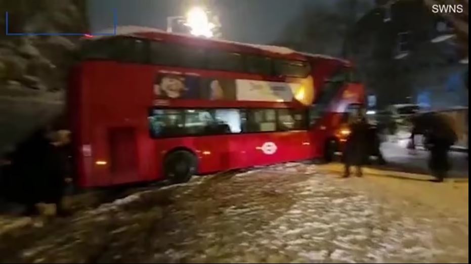 Λονδίνο: Λεωφορείο «κολλά» στα χιόνια και οι επιβάτες κατεβαίνουν να… σπρώξουν στους -10 βαθμούς
