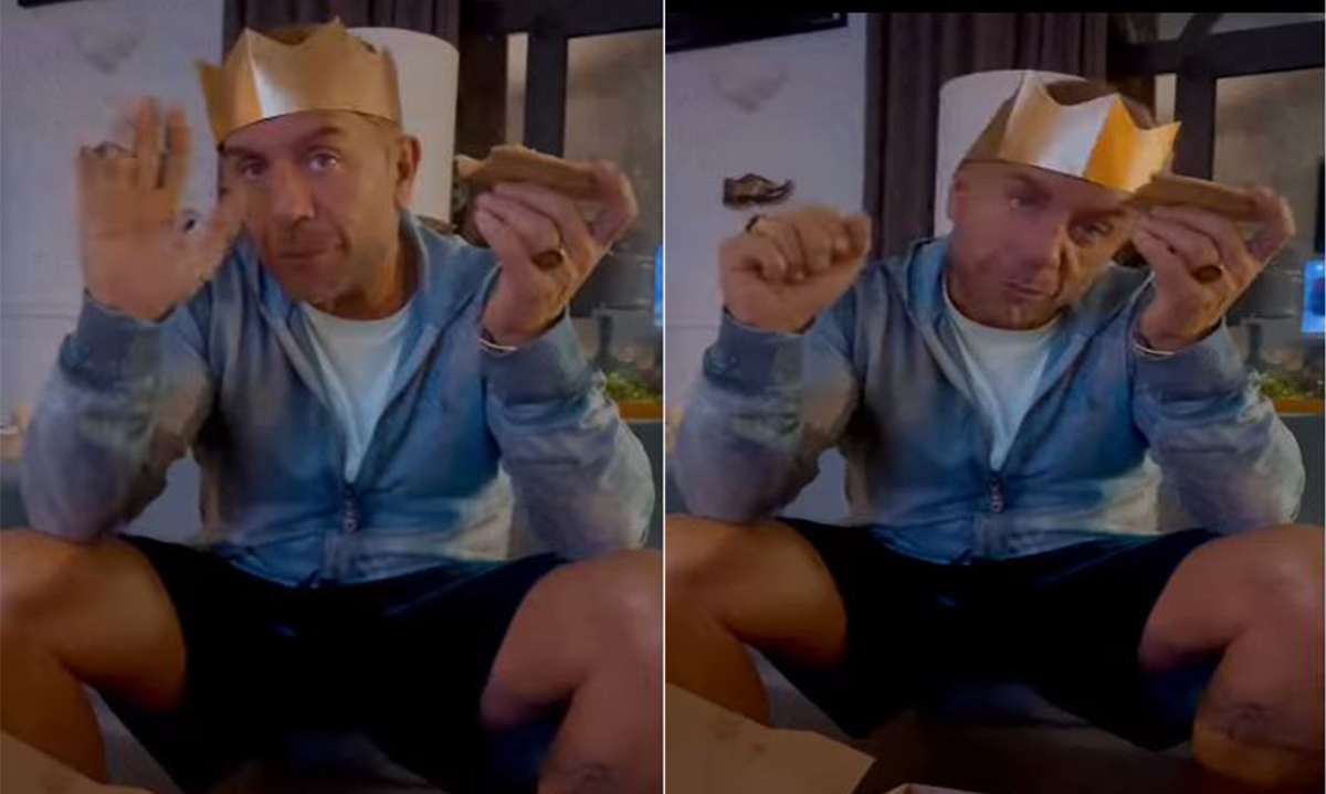 Ο Γιώργος Μαζωνάκης τρώει πίτσα φορώντας το… στέμμα του