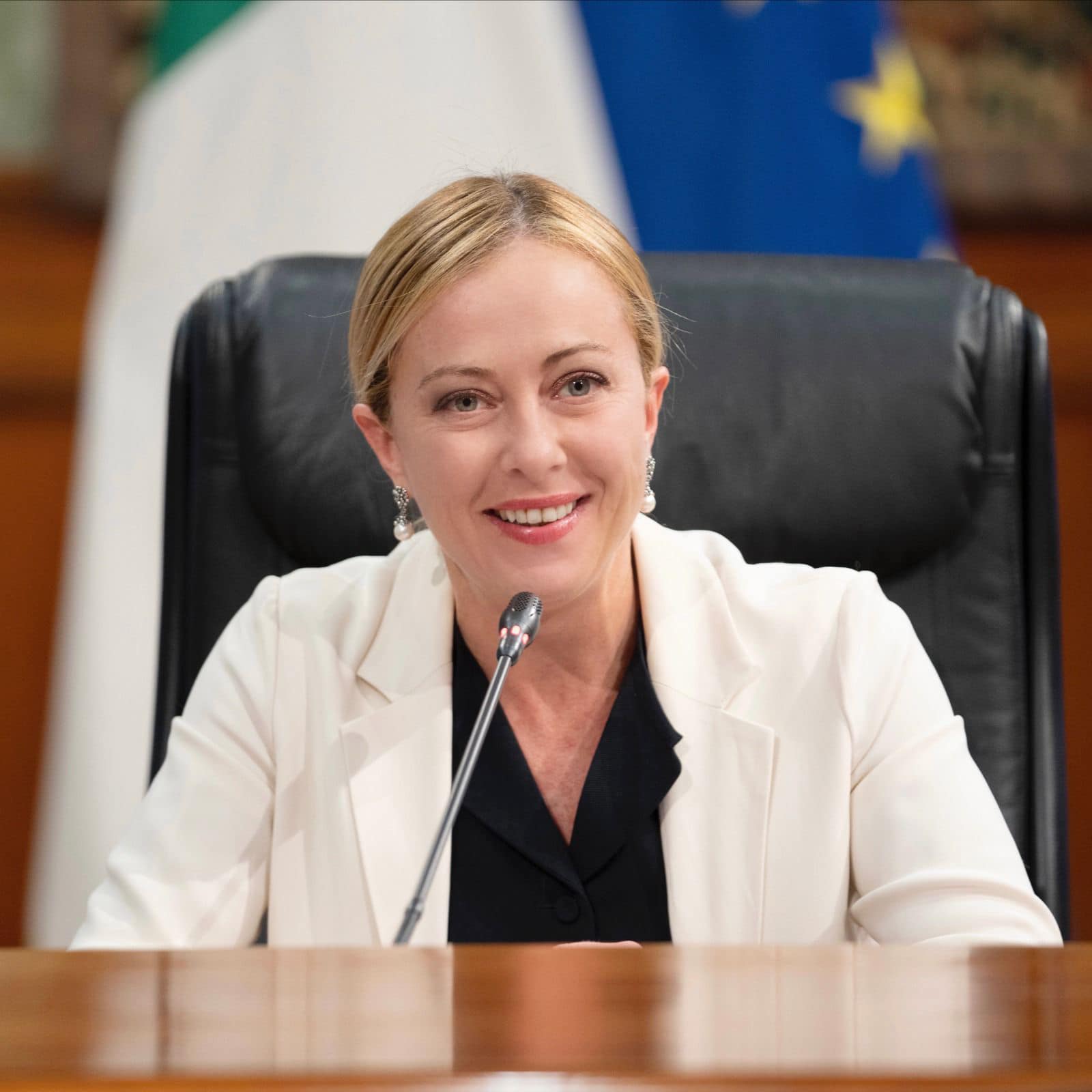 Μελόνι: Η αλλαγή που θέλει να επιβάλλει στη χρήση πλαστικού χρήματος