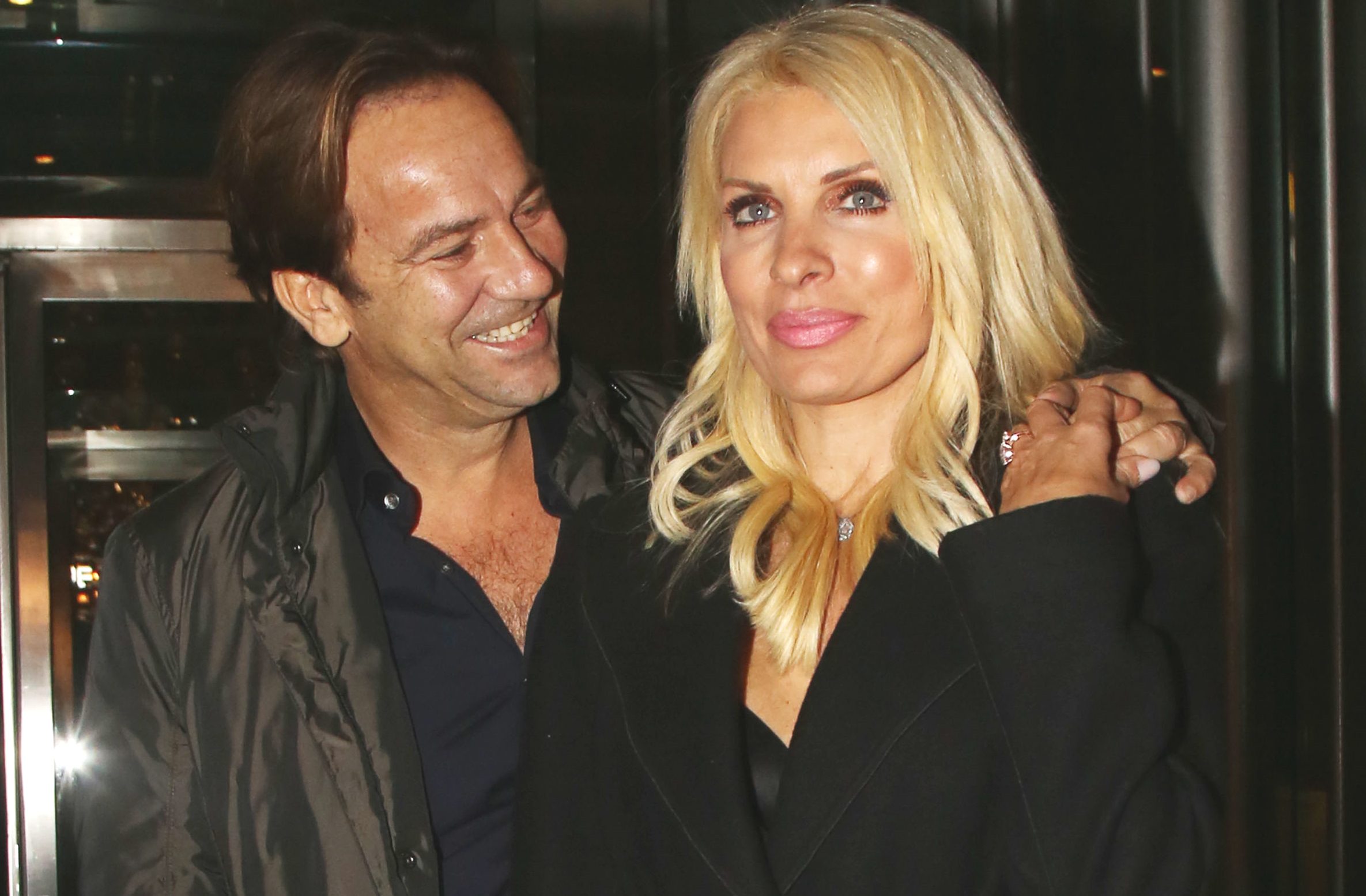 Ελένη Μενεγάκη: Η βόλτα, αγκαλιά με τον Μάκη Παντζόπουλο, τα Χριστούγεννα