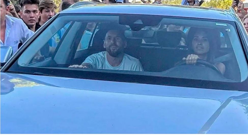 Λιονέλ Μέσι: Η στιγμή που φτάνει στο σπίτι του και επικρατεί… πανζουρλισμός