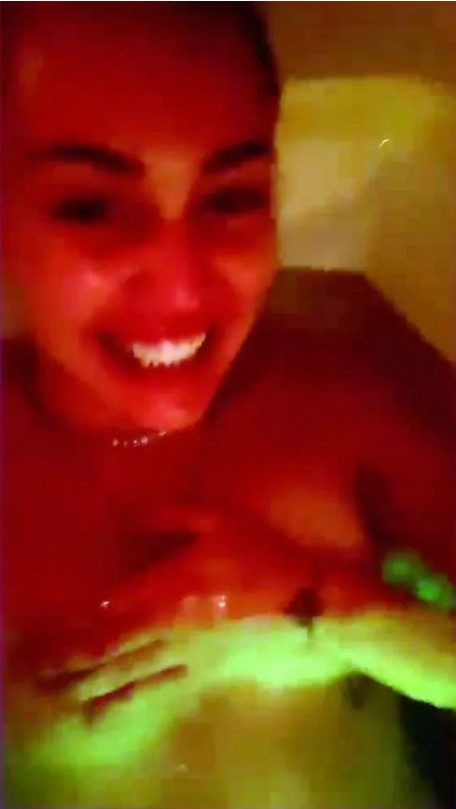 Μάιλι Σάιρους στο μπάνιο γελάει και κρύβει στήθος