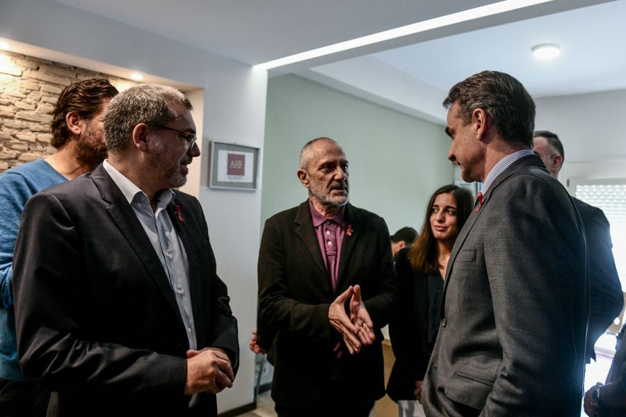 Συνάντηση Μητσοτάκη με οροθετικούς – Το «ευχαριστώ» της Δήμητρας, η εξομολόγηση του αστυνομικού και η ιστορία του Έκπε