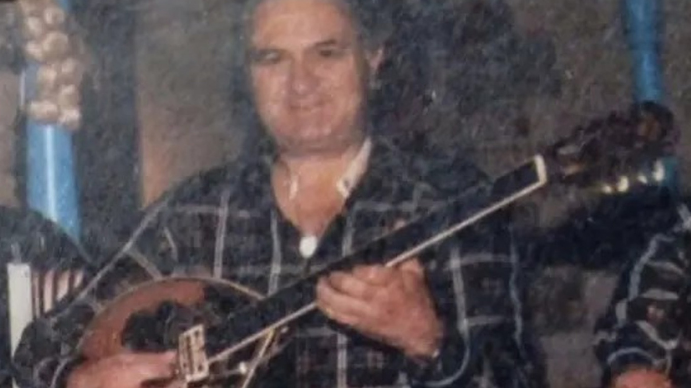 Πέθανε ο τραγουδιστής Δημήτρης Μουζάς