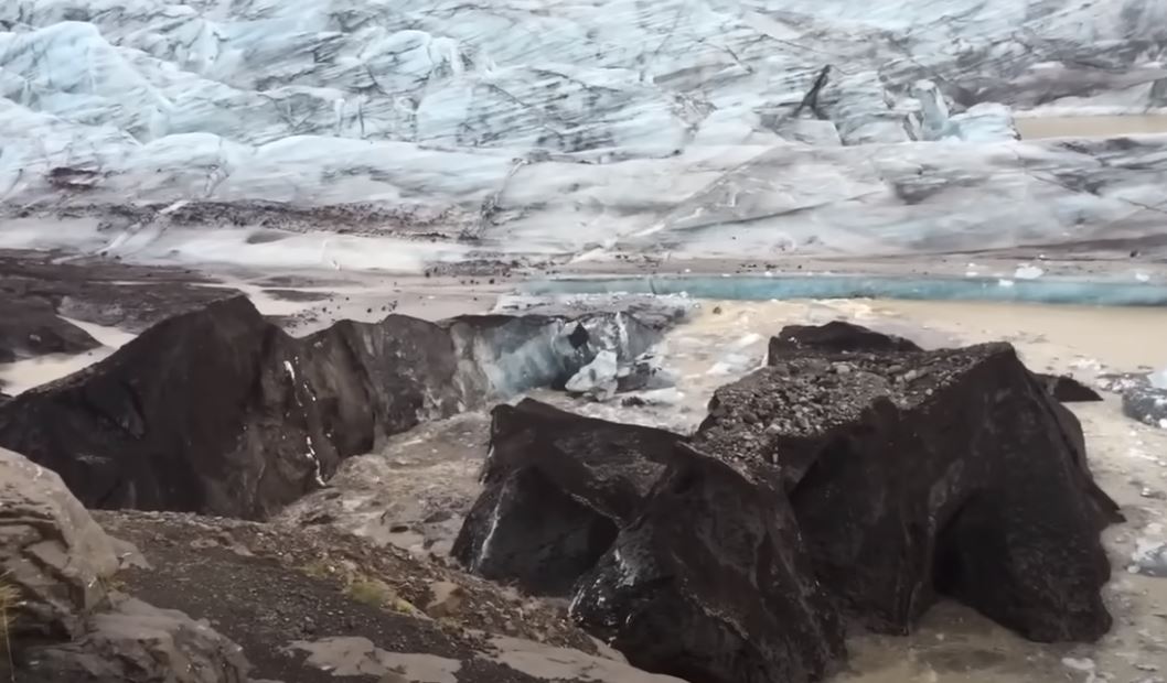Ισλανδία: Τεράστιο κομμάτι μαύρου πάγου αποκολλήθηκε από παγετώνα 10.000 ετών – ΒΙΝΤΕΟ