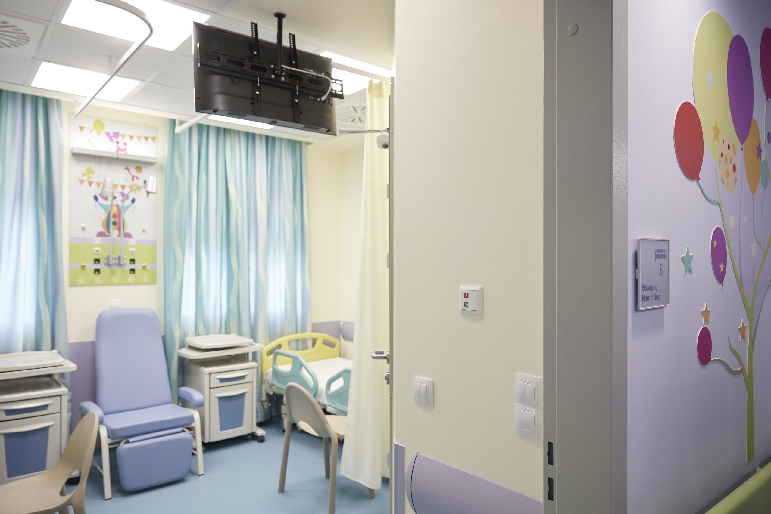 Σε απόγνωση οι γονείς με τις ιώσεις – Γέμισαν τα παιδιατρικά νοσοκομεία και άδειασαν τα σχολεία