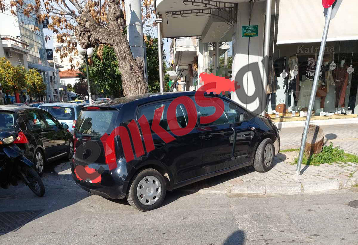 Ακόμη ένα παρκάρισμα ντροπής: Πάρκαρε στο πεζοδρόμιο και έκλεισε την ράμπα αναπήρων – ΦΩΤΟ αναγνώστη