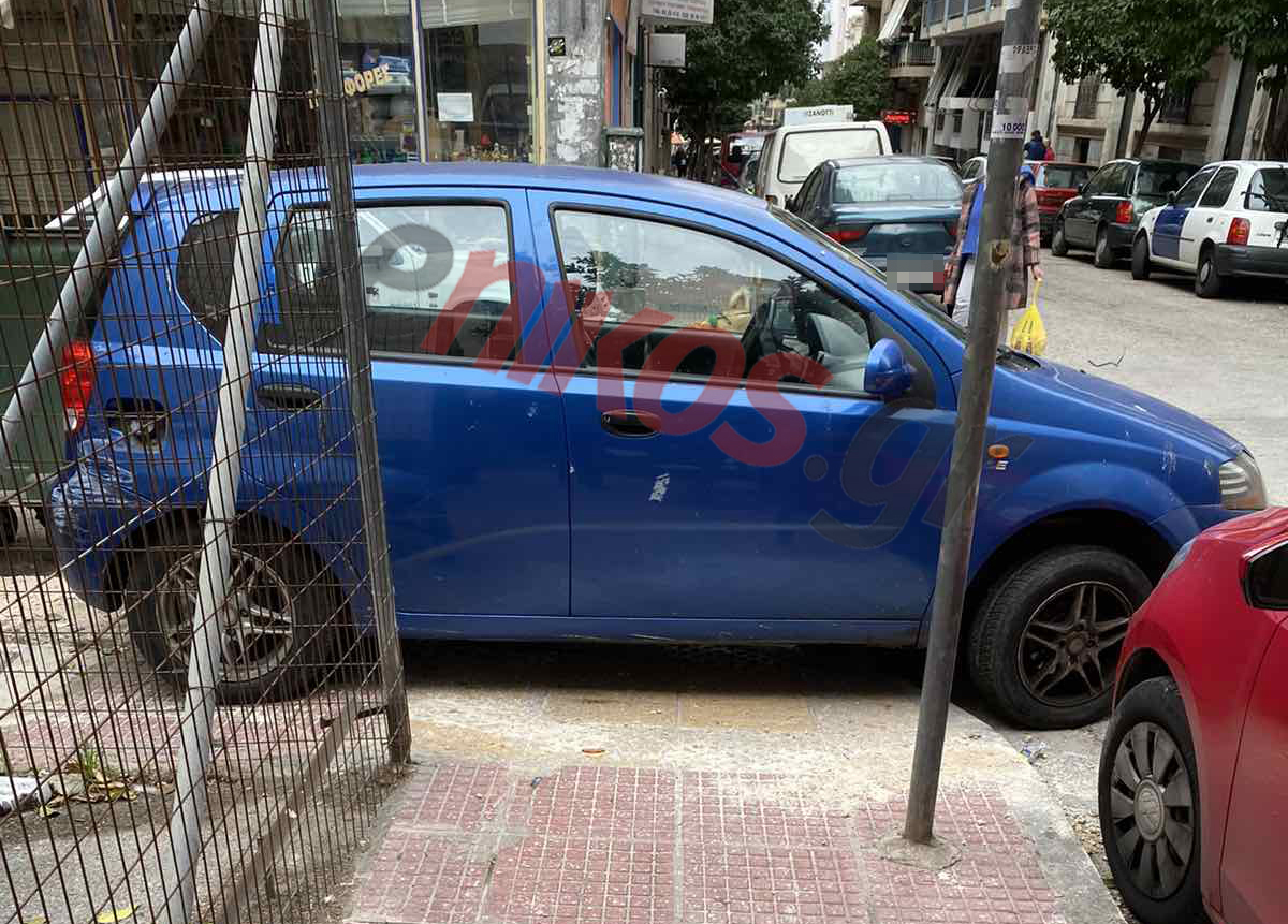 Παρκάρισμα 2 σε 1 στην πλατεία Αμερικής: Έκλεισε και το πεζοδρόμιο και την ράμπα αναπήρων – ΦΩΤΟ αναγνώστη