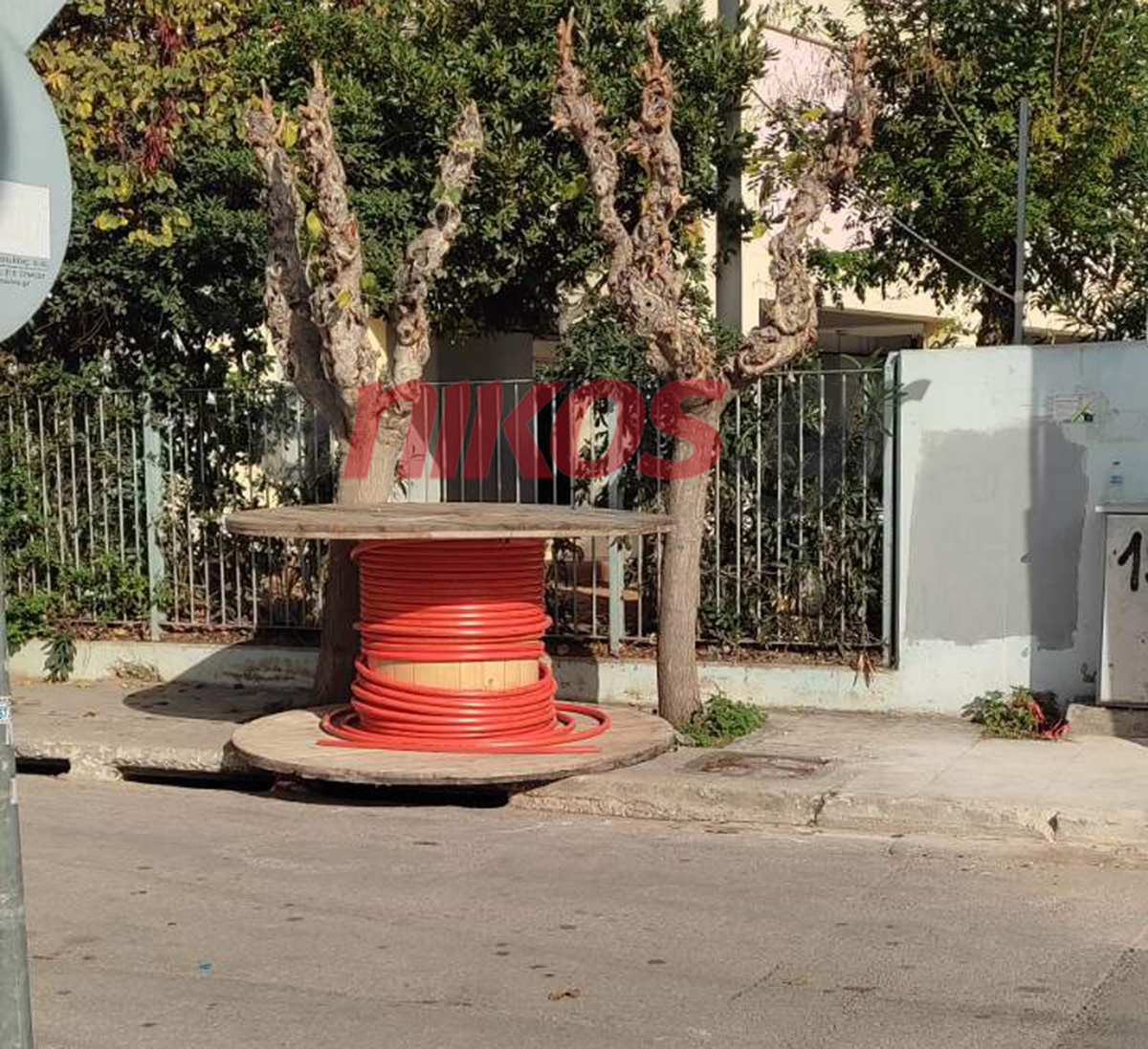 Περιστέρι: Παράτησαν το καρούλι έξω από το σχολείο και δεν μπορούν να περάσουν οι μαθητές – ΦΩΤΟ αναγνώστη